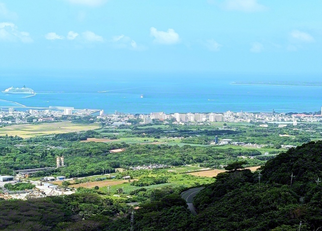 石垣市街地の北方にそびえるバンナ岳。その広大な自然環境下にバンナ公園があります。展望台からは、エメラルドグリーンの海に浮かぶ竹富島、小浜島、西表島を一望できます。この美しい島で、「ここさながら宝塔の住処なり」（新1733・全1304）との決意を胸に、八重山広布に励みます（撮影＝当山光春通信員）