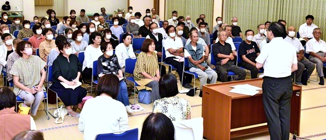 立正安国の凱歌を響かせようと約し合った小林圏の活動者会。中川圏書記長があいさつした（小林会館で）