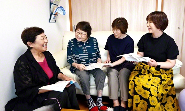 渡邊さん（左端）のグループでは「人に励ましを広げることで自分が励まされるね」と笑顔で語らいが（13日、石巻市内で）