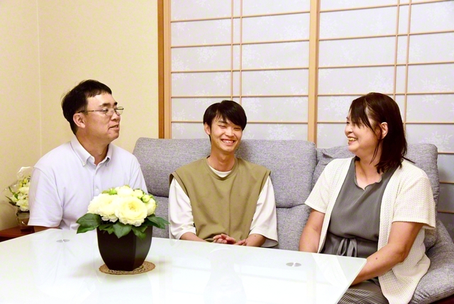 和やかに語らう西村さん一家（左から康雄さん、優さん、式子さん）