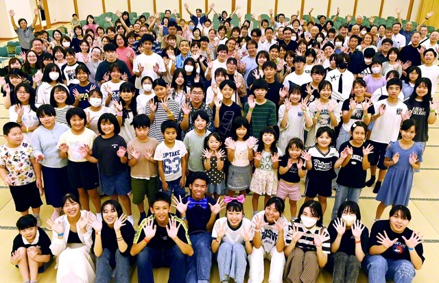 大成功の「とみフェス」を終えての一枚。皆の笑顔が輝いた
