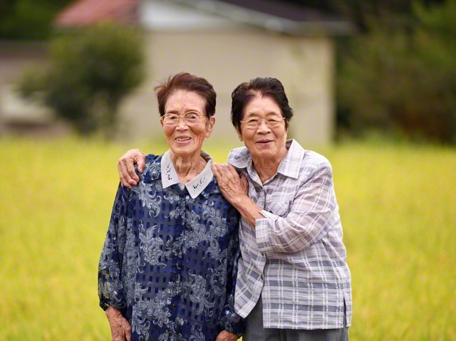91歳の妹・笑子さん㊨と、来週で96歳になる姉の八千代さん。「あの年で本当に元気だものな」と、近隣の人々からも一目置かれるお二人。友人とおしゃべりしによくお出かけされるそうです