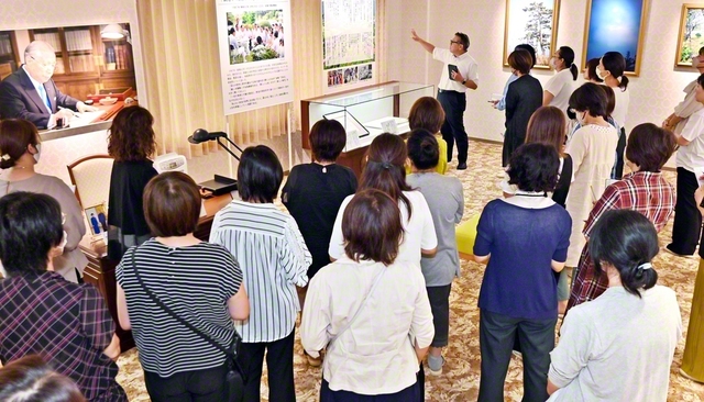 研修会で訪れた山梨総県女性部の友が展示を観賞。新設した各種コーナーなども見学した（16日、神奈川研修道場で）