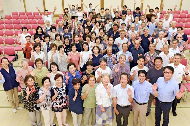異体同心の団結で“広布の凱歌”を誓う新城圏の友（新城平和会館で）