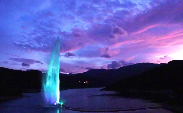 月山湖大噴水のライトアップ