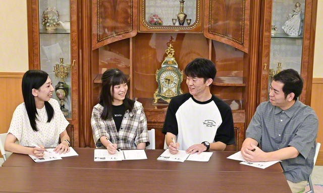 池田先生の滋賀文化会館でのスピーチを学び合う（右から山崎さん、堀江さん、高等部員、小山さん）