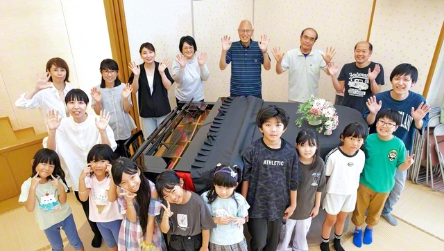 “負けない勇気の人に”と仲良く前進する「光の子合唱団」