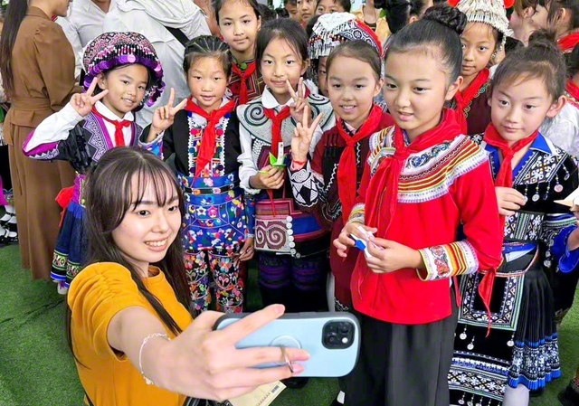 雲南省にある「中国・赤道ギニア友好小学校」の子どもたちと友情を結ぶ