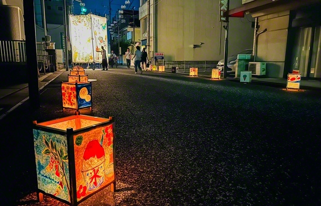 夏の思い出が描かれた灯ろうが夜を彩る（福山市、田辺慎二通信員）