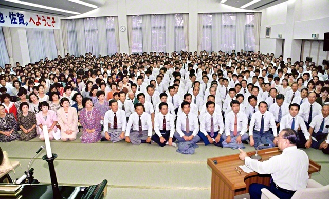 「代表者勤行会」で佐賀の同志を激励する池田先生。“栄えの友”に万感の期待を寄せた（1990年9月24日、佐賀文化会館で）