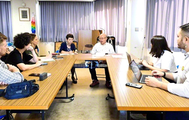 長崎原爆被災者協議会の田中重光会長（右から3人目）が、自身の被爆体験やこれまで取り組んできた平和運動について語った（長崎市で）
