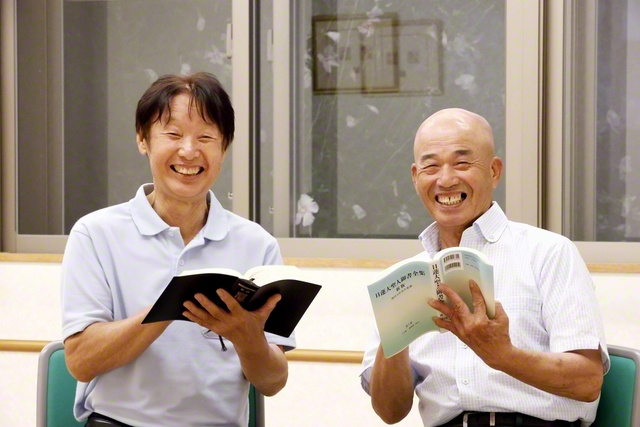 7年前から朝晩の勤行・唱題を欠かさない三宅さん㊨。学習会では「大白蓮華」掲載の池田先生の講義を学ぶ