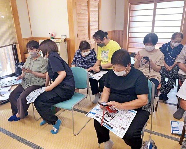 梼原町内で開かれた聖教電子版の説明会（8月31日）