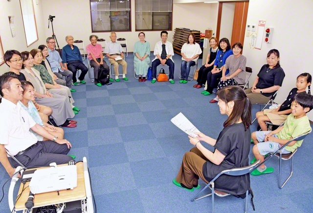 老若男女の同志が、仲良く輪になって行う南大高地区の座談会（緑区内で）