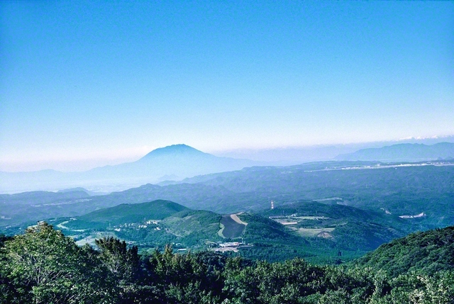 1990年10月、池田先生は霧島の九州研修道場（当時）から雲海に浮かぶ桜島をカメラに収めた。かなたまで続く青空のように、鹿児島の同志は師弟の誓いを果たしゆく