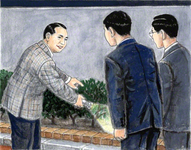 牙城会の青年と一緒に、花壇の木の根元まで照らして点検する山本伸一（小説『新・人間革命』の挿絵から。内田健一郎画）