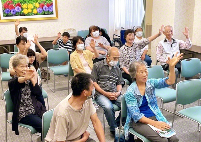 【前橋勇者県・宮城支部フラワー地区】フラワー地区の集いでは、「信心の喜び」「未来部時代の思い出」をテーマに壮年・女性部の代表が語り、未来部の友を交えて楽しくクイズ大会も。参加者は満面の笑みを浮かべていた（21日、東前橋文化会館で）