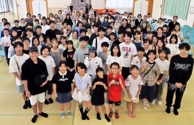 広島池田総県は21日、東広島文化会館で行った。少人数のチームに分かれて、宝探しや的当てのゲームで楽しみながら友好を深めた