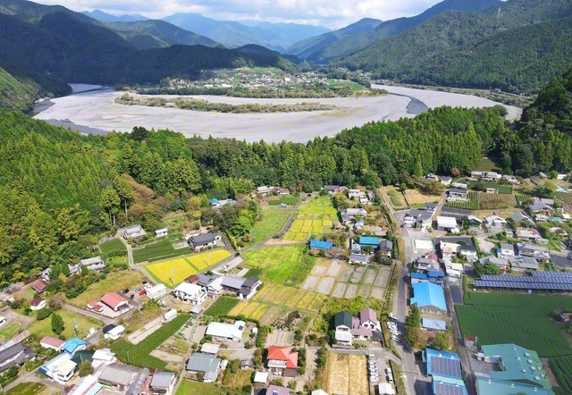 川根本町地名（じな）の上空から大井川の曲流「鵜山の七曲り」を望む