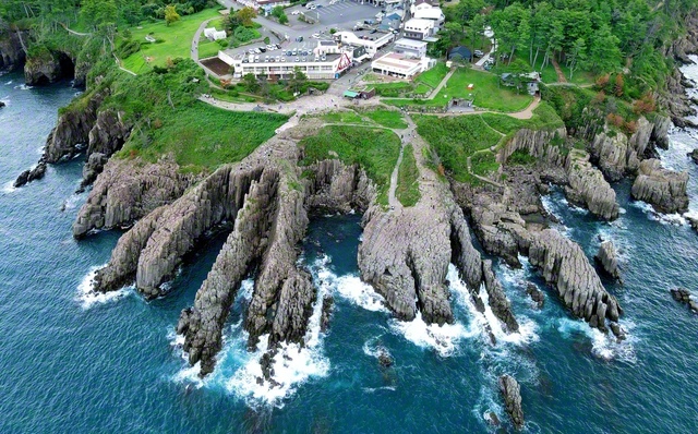 日本海から見た東尋坊（9月21日、坂井市）