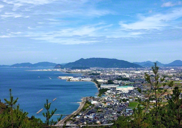 観音寺市の魚見山展望所からは、自然豊かな瀬戸内海と三豊平野を一望できる