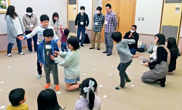 【春日井宝城本部の取り組み】3月の集いでは、かるた大会で盛り上がった（春日井文化会館で）