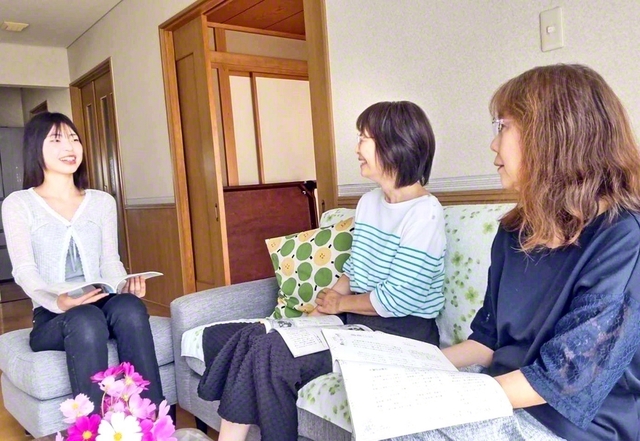 山形池田圏の集いは、一人一人の都合に合わせて開催。この日もにぎやかな語らいになった（9月20日、米沢市内で）