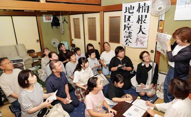 楠根大桜地区では、未来部が活躍。決意発表や原水爆禁止宣言についての研究発表に温かな拍手が。寝屋川創価県の佐野副女性部長が励ました