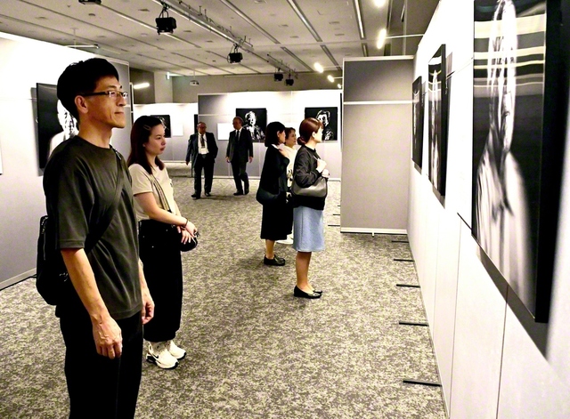 出島メッセ長崎で開催された「被爆者の肖像」展。長崎の被爆者21人のパネルが展示された