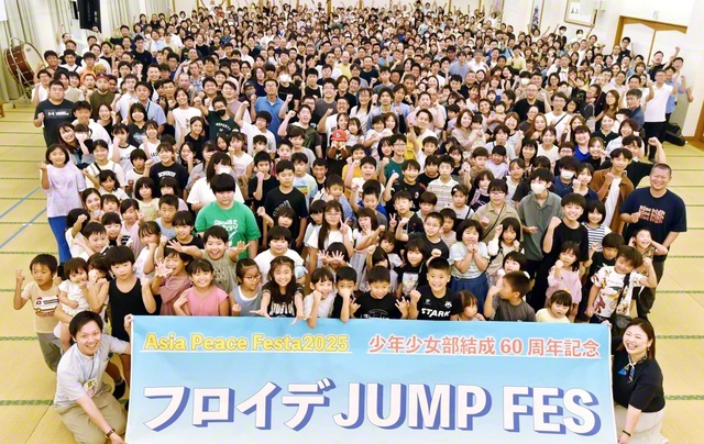 さあ、「世界平和の第九」へ――歓喜の凱歌を響かせよう！　青年世代の友が誓いを胸に前進（宮崎平和会館で）