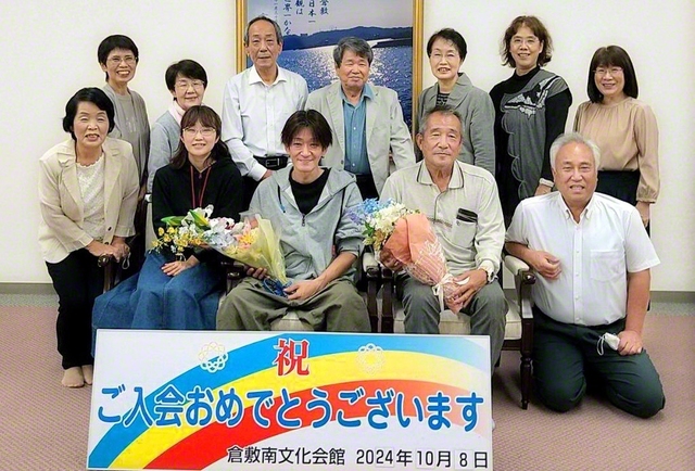 宮脇さん(前列右端)の紹介で、昨年の「10・8」に3人が入会