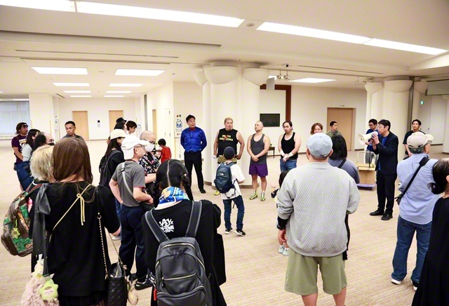 プロレスラーの先導で、帰宅困難者の一時的な避難所である東京戸田記念講堂へ