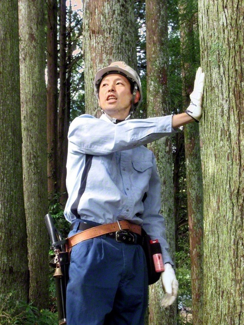 加藤貴明さん（男子部副部長）は、国有林管理の仕事を担う。全国各地を転勤し、4年前に島根へ。「島根の土地柄や風土が大好き。“朗らかに”をモットーに、自分らしくチャレンジします！」（松江圏・松江未来部）