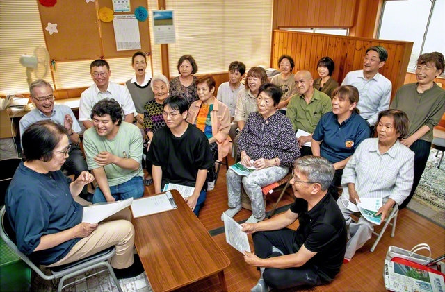 笑顔あふれる喜多広島圏・千代田支部栄光地区の座談会。下坂地区女性部長のあいさつ、吉満地区部長の御書講義の後、大葉副総広島長が激励した（9月21日、北広島町内で）