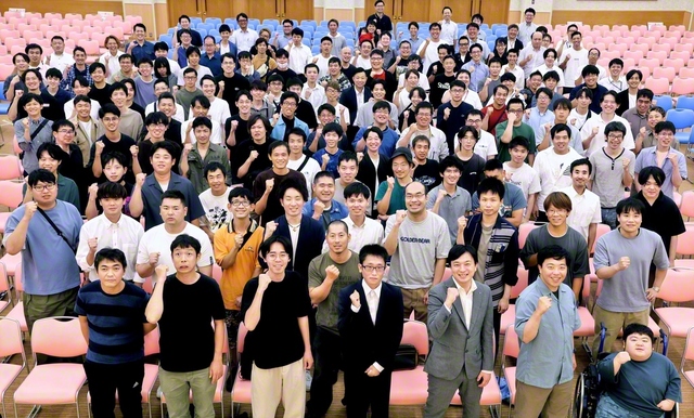 皆で仏縁拡大を誓い合った総山口男子部の新時代生大会。弘中優太さん、吉武祐貴さんの決意発表などの後、吉松総山口男子部長らが激励した（9月28日、山口文化会館で）