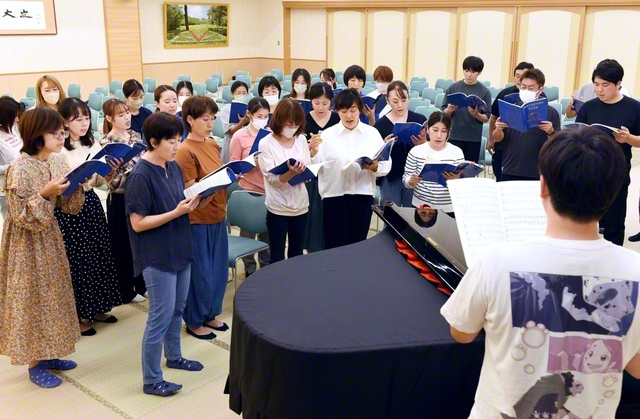 各区・園で合唱運動が本格化。東太陽区の4パート合同練習では「繰り返して歌うほど、息がそろってきたね」と手応えを喜ぶ声が（4日、熊本文化会館で）