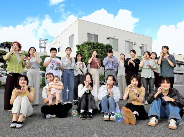 「“映え写真”だね！」――会合では屋外でのシャボン玉企画も実施。皆の笑顔もはじけた