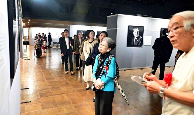 福岡市の西鉄ホールで8日、開幕した「被爆者の肖像」展。断じて核兵器の廃絶を！　連日、大きな反響を広げている