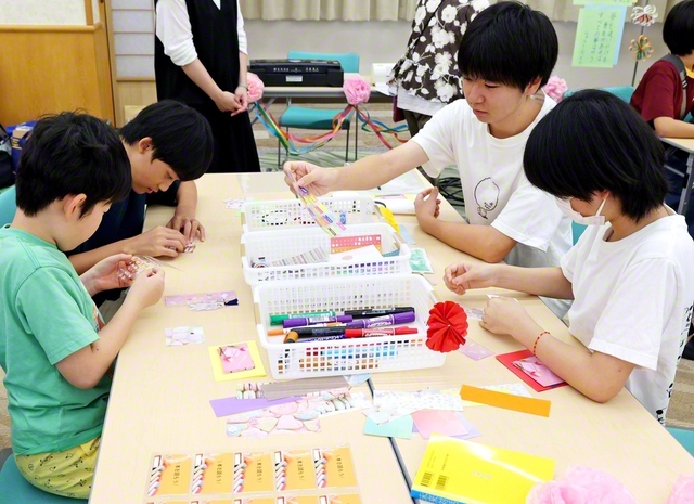 “皆が本を読みたくなるように”と考え、しおり作りのブースを構えた戸田県。参加者が、思い思いのデザインで仕上げていった