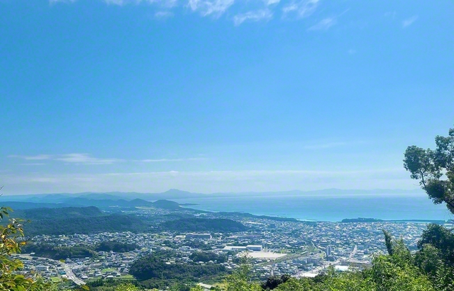 太陽に照らされきらめく、いちき串木野市の町並み