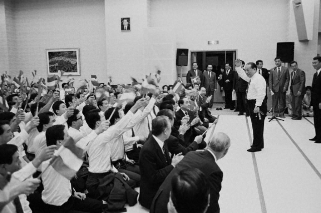 「日本海3県合同総会」に出席した池田先生（1990年10月22日、福井文化会館で）。当時、小牧総県総合長は司会を務めた