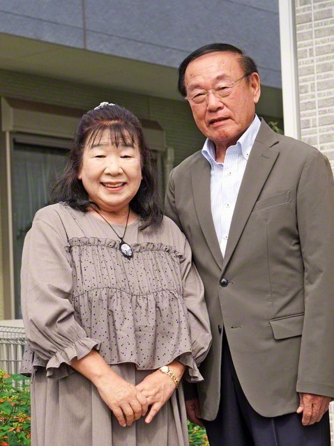 小島さん㊧と夫・烈さん