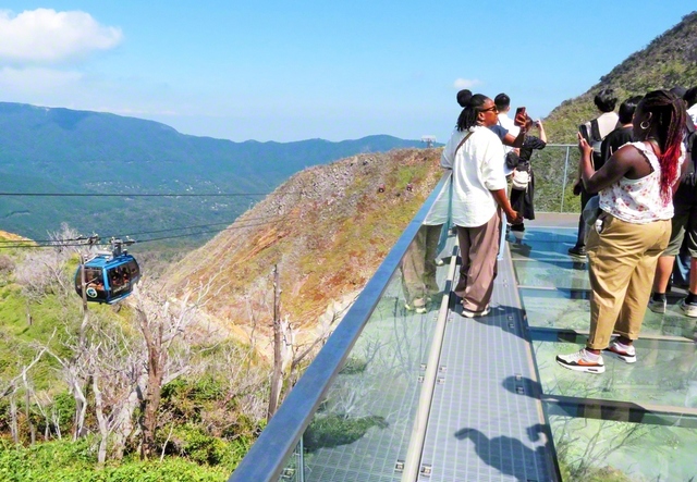 9月に全線開通65周年を迎えた「箱根ロープウェイ」。大涌谷駅には、展望エリア「ちきゅうの谷」が新設されている。新たな撮影スポットに足を運んだ（五十嵐哲也通信員）