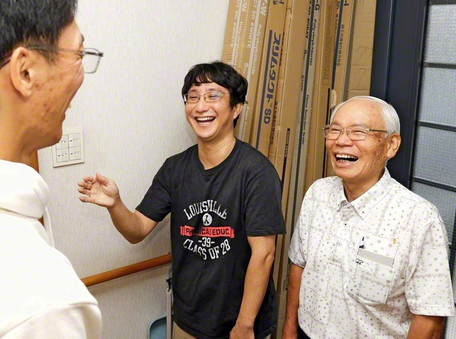 壮男の団結で同志に励ましを送る浦井さん㊨と下地さん㊥