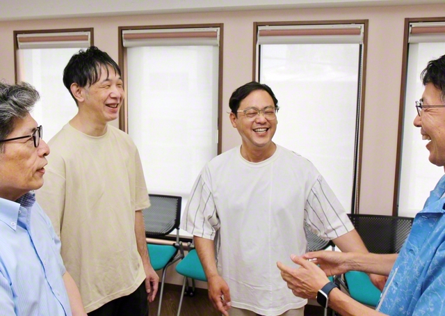 曽良さん（右から2人目）が壮年部の同志と