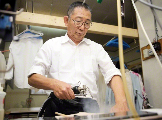中島さんが黙々と染み抜き作業にいそしむ