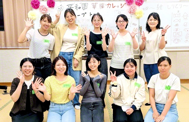 笑顔輝く平和県平和圏の池田華陽会が記念のカメラに（糸満平和会館で）