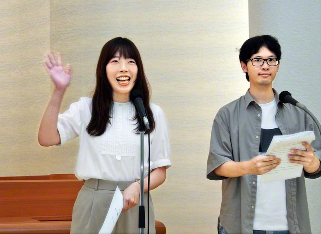 座談会は、司会の大田桃子さん㊧の点呼でスタート（12日、宇治平和会館で）