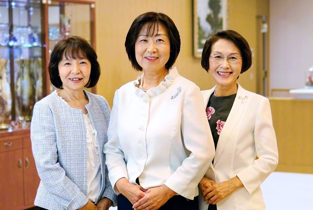 常勝新時代へ、朗らかな前進の決意が燃える永長関西女性部長㊥と直里同総合女性部長㊨、矢野同書記長