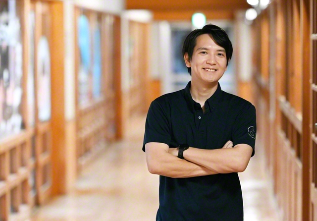 「人と地域を結ぶハブになりたい」と語る黒木さん。閉校した中学校と周辺施設を、交流拠点として整備した「すがまプラザ」で